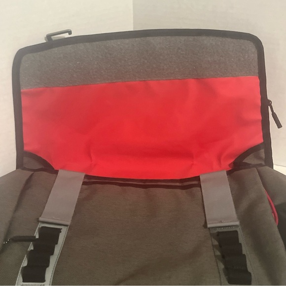 Timbuk2 Stuck In The Middle With You Messenger Bag Laptop Crossbody. In gray. - Picture 7 of 9